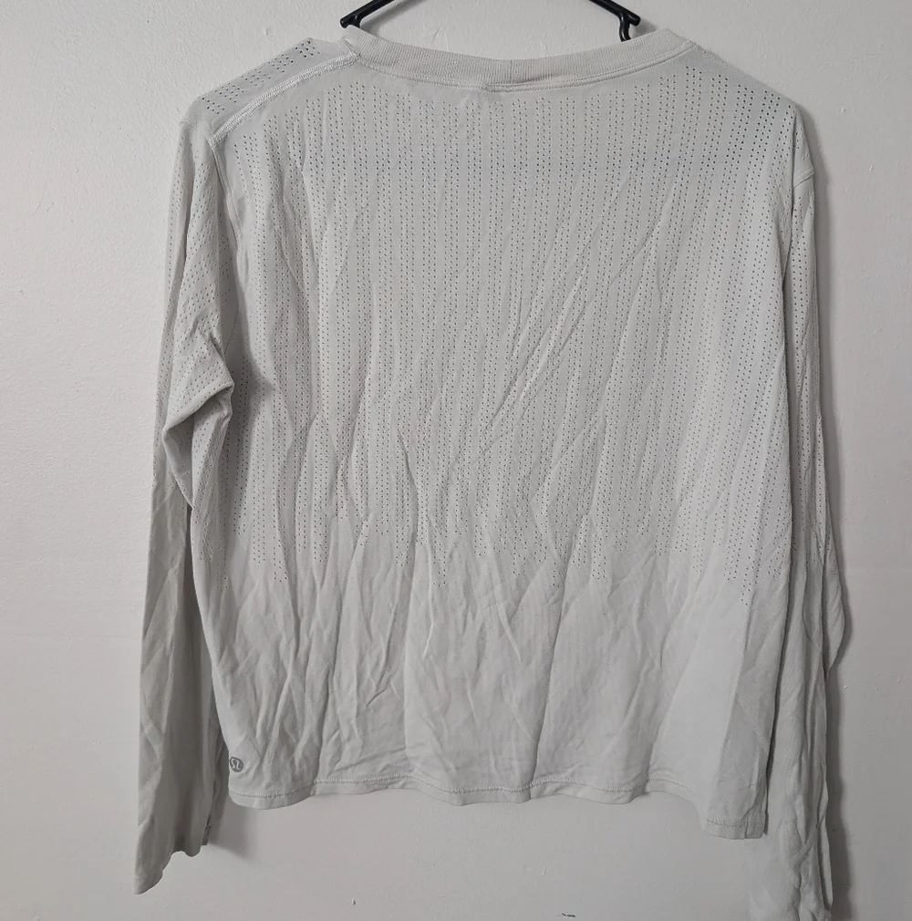 Lululemon Light Gray Athletic Women's Long Sleeve Top‎